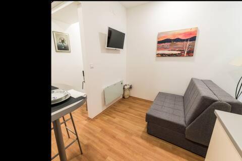 F12 Apartment *